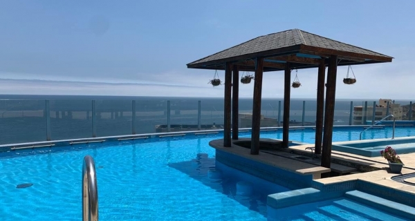 12. Bar piscina principal